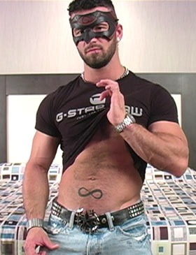 Muscled Bearded Dereck Shows off his Body